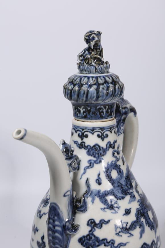 千美會(huì)青花雲(yún)龍紋龍柄獅鈕執(zhí)壺