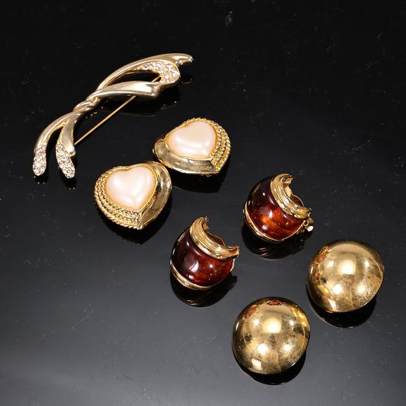 Karl s Collections IncGroup Of Vintage 80s Gold Tone Jewelry