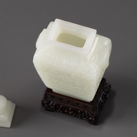 大阪美術(shù)商會(huì)清 白玉獸鈕小方瓶