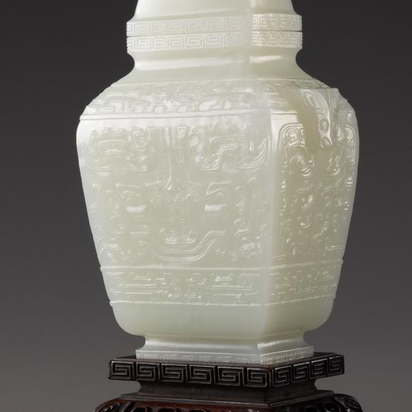 大阪美術(shù)商會(huì)清 白玉獸鈕小方瓶