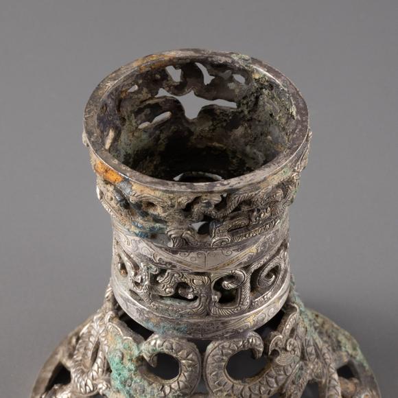 大阪美術(shù)商會(huì)戰(zhàn)國(guó) 鏤空螭龍紋銀置物