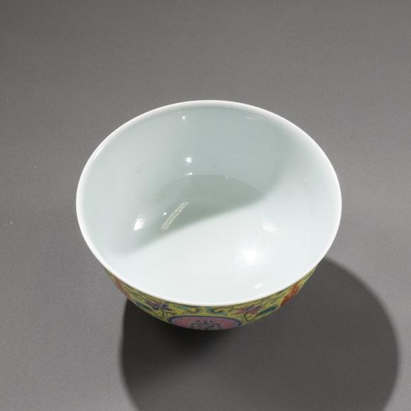 大阪美術(shù)商會清道光 黃地開窗“佛日常明”纏枝蕃連紋碗