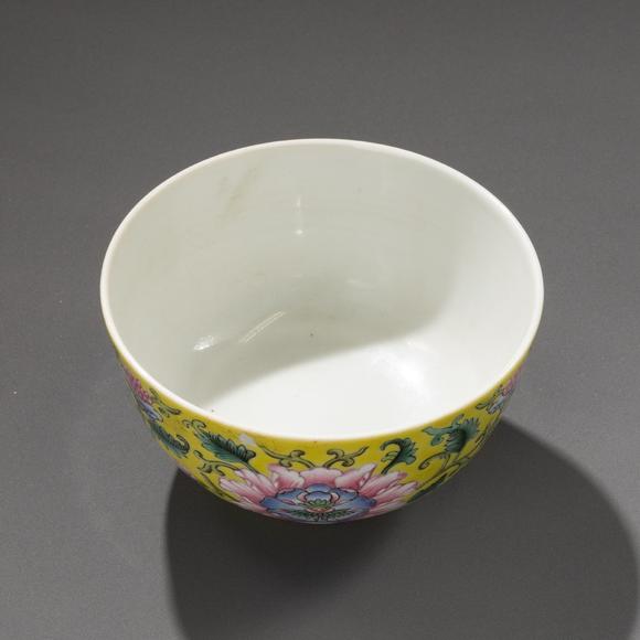 大阪美術商會清道光 粉彩黃地纏枝花卉紋碗