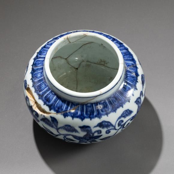 大阪美術(shù)商會(huì)明 染付花卉紋壺