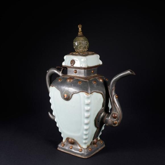 億品兆富株式會(huì)社（AALPZF）龍泉瓷包錫鑲玉酒壺