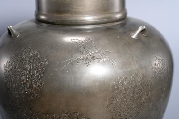 HUNG YUN ZHAI AUCTION HOUSE INCTin-Bodied Engraved Four-Loop Tea Caddy with Chrysanthemum and Butterfly Motifs