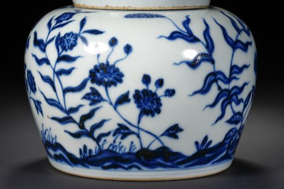 HUNG YUN ZHAI AUCTION HOUSE INCXuande Period Underglaze Blue Covered Jar with Floral Motifs