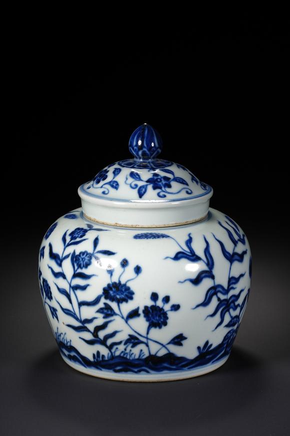 HUNG YUN ZHAI AUCTION HOUSE INCXuande Period Underglaze Blue Covered Jar with Floral Motifs