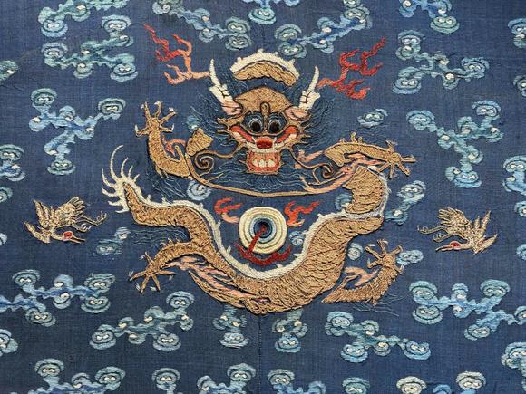 億品兆富株式會(huì)社（AALPZF）清中期 精品盤(pán)金繡袍料龍紋