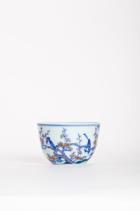 中鴻信清康熙 斗彩喜鵲登梅圖杯