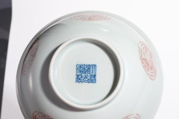 中鴻信清道光 釉里紅團(tuán)鳳紋碗
