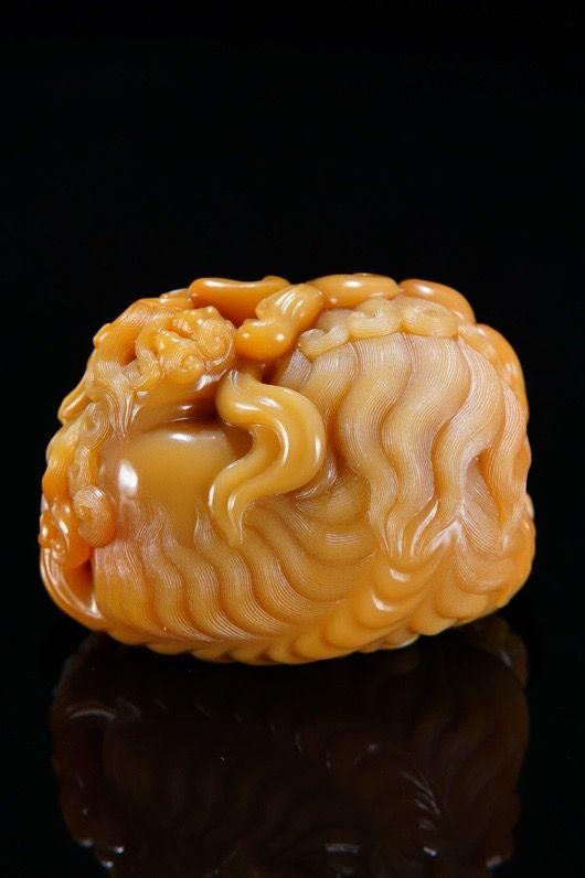日本松町古美白皮田黃石獅子戲球擺件