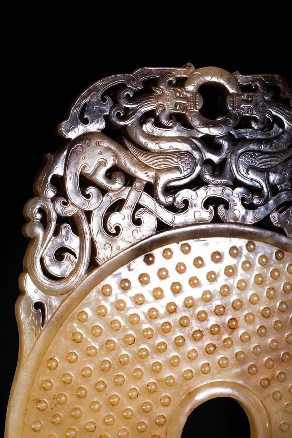 中鴻信明 白玉帶沁鏤空螭龍出廓寶釘紋璧