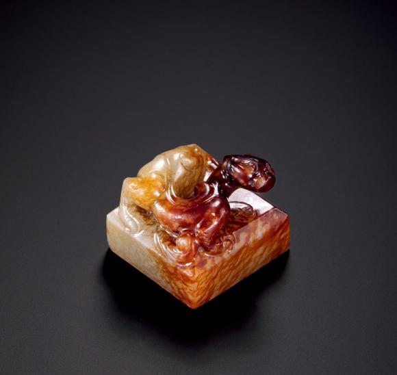 中鴻信明 白玉紅沁“蠻樂(lè)”款螭龍印