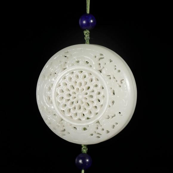 藝是拍賣清·白玉鏤雕寶相花紋香囊