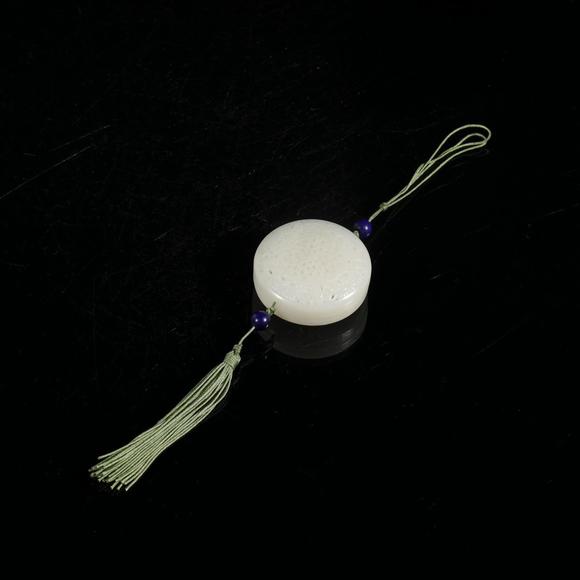 藝是拍賣清·白玉鏤雕寶相花紋香囊