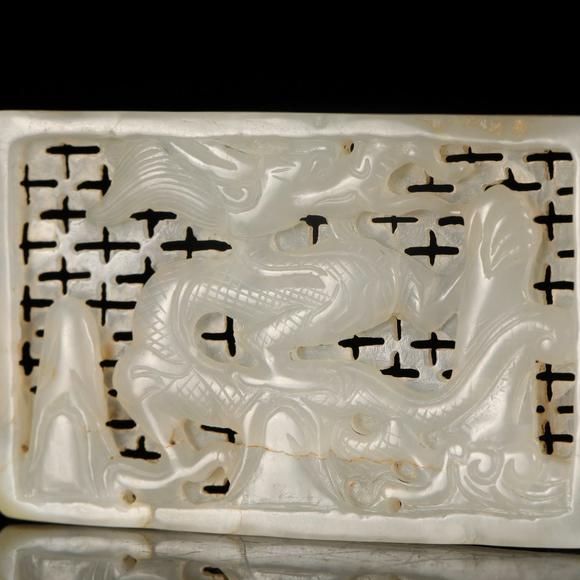 藝是拍賣明·白玉透雕龍紋帶板一套