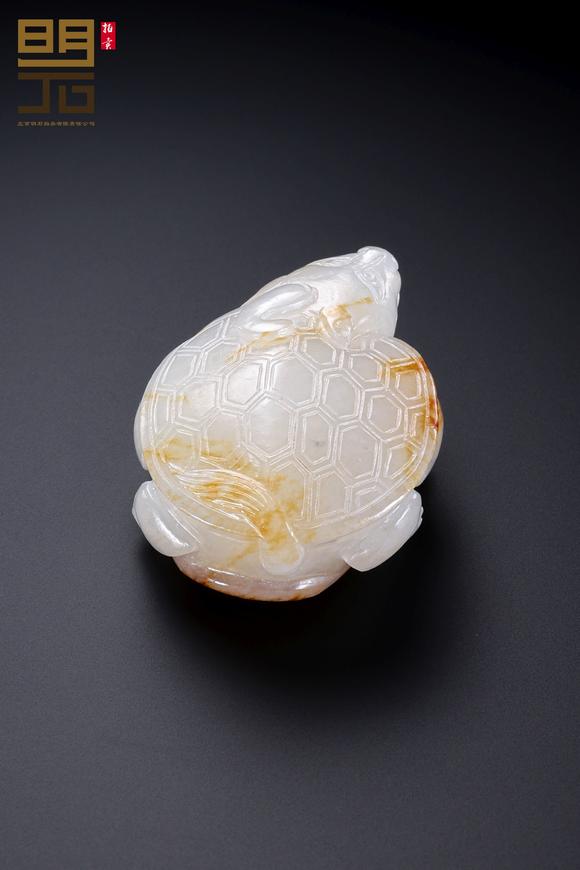 北京明石拍賣(mài)有限公司清中期 白玉留皮巧雕龍龜