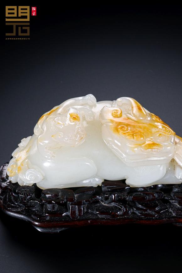 北京明石拍賣有限公司清 白玉留皮巧雕子母獸擺件