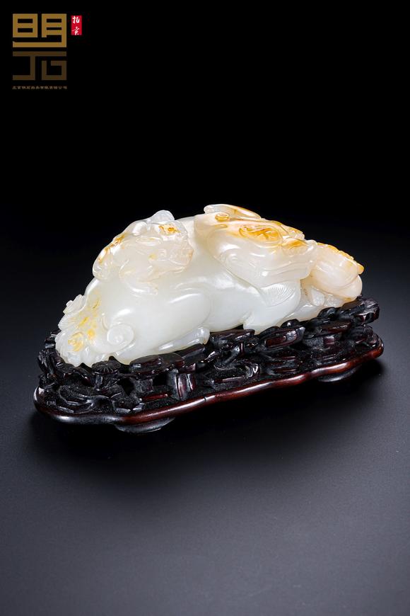 北京明石拍賣(mài)有限公司清 白玉留皮巧雕子母獸擺件