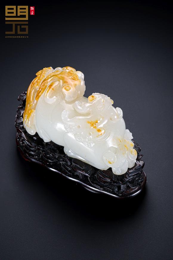 北京明石拍賣(mài)有限公司清 白玉留皮巧雕子母獸擺件