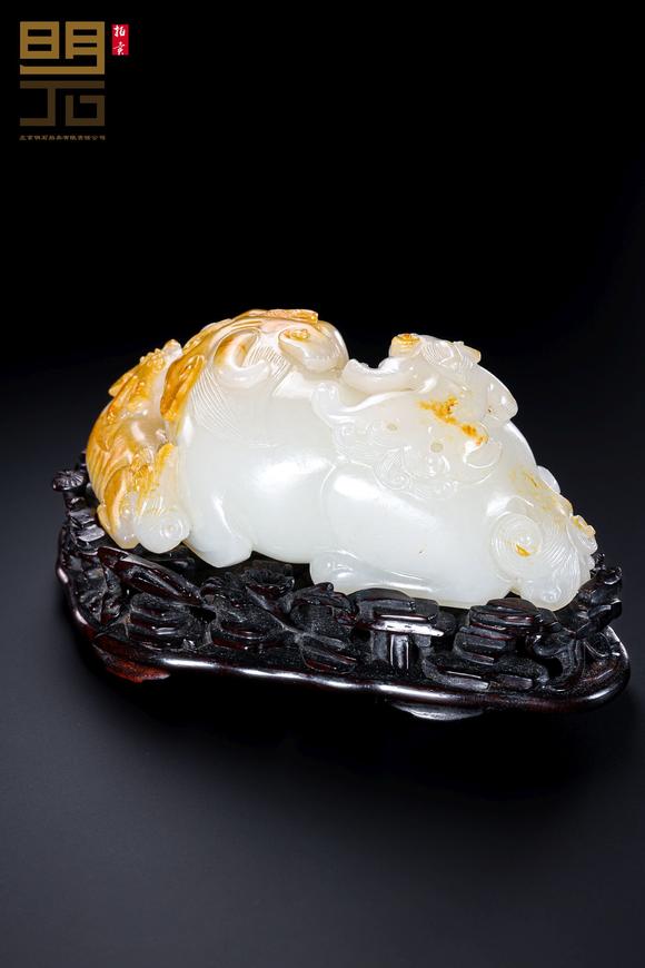 北京明石拍賣有限公司清 白玉留皮巧雕子母獸擺件