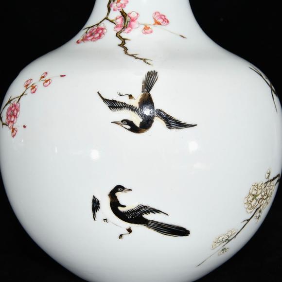北京唐潮拍賣有限公司粉彩花鳥(niǎo)喜鵲登梅紋天球瓶