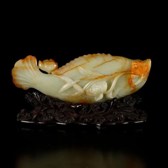 藝是拍賣(mài)清·白玉紅沁鱖魚(yú)（原配紅木底座）