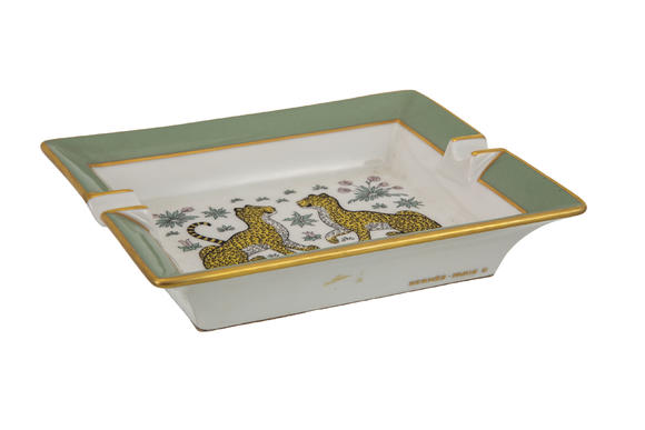 Piguet - H?tel des VentesHERMèS. Vide-poche cendrier en porcelaine, Paris, XXe s., motif léopard, 19,5x16 cm