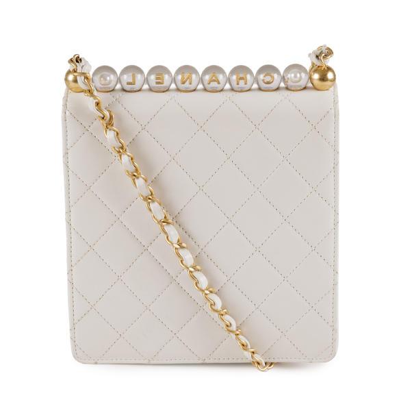 Piguet - H?tel des VentesChanel, sac Chic Pearls édition limitée 2020 Karl Lagerfeld en cuir blanc matelassé, housse, facture