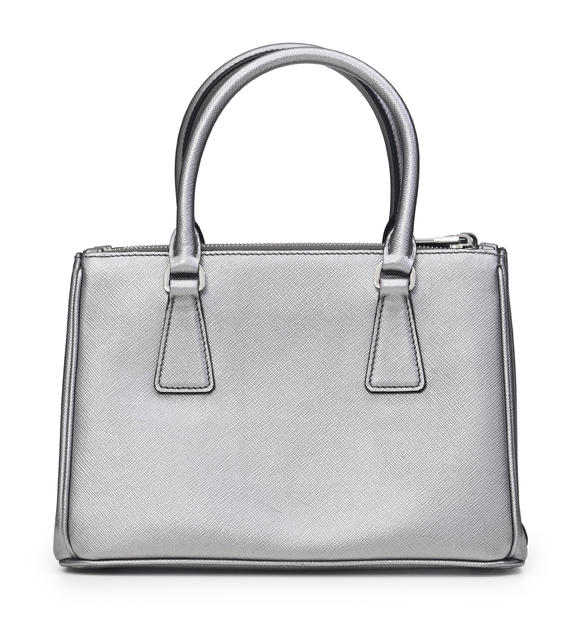 Piguet - H?tel des VentesPrada, sac Galleria Mini saffiano tote en cuir métallisé platine, bandoulière, housse, 17x24 cm