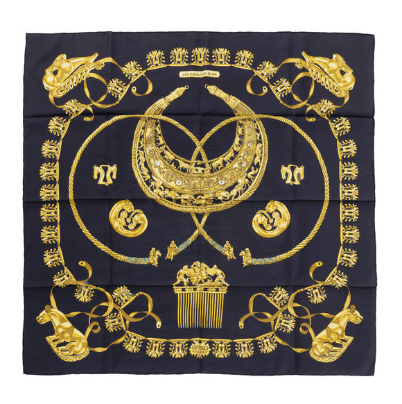 Piguet - H?tel des VentesHermès, carré en twill de soie imprimé: Les Cavaliers d’Or, fond noir, 90x90 cm