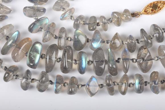 TooveysA single row necklace of graduated labradorite beads on a 9ct gold o