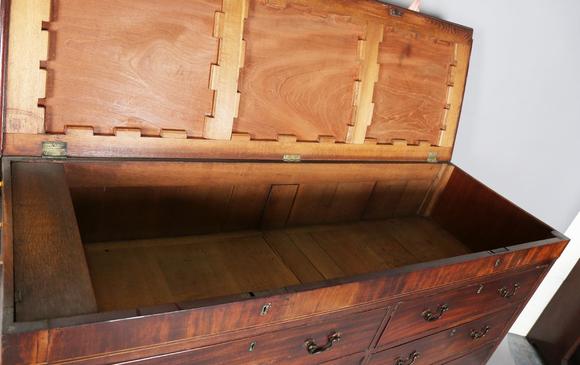 TooveysA good George III mahogany mule chest, the hinged lid above two dumm