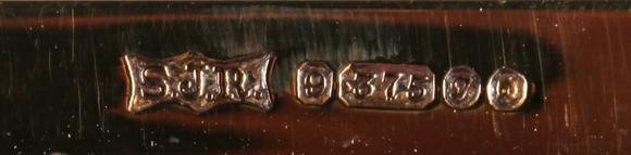 TooveysA mid-20th century 9ct gold rectangular box with overall machine eng