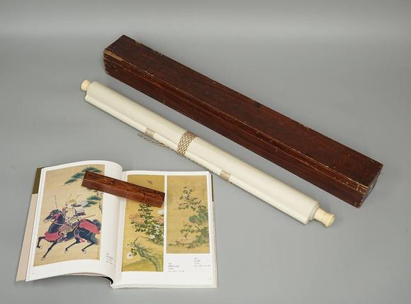 京都祇園會(huì)拍賣(mài)沈銓 花鳥(niǎo)圖 絹本掛軸 日本朱漆手書(shū)箱附 日本古裂裝裱 鷹見(jiàn)游山舊藏 出版著錄附
