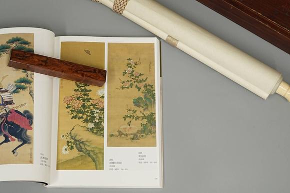京都祇園會(huì)拍賣(mài)沈銓 花鳥(niǎo)圖 絹本掛軸 日本朱漆手書(shū)箱附 日本古裂裝裱 鷹見(jiàn)游山舊藏 出版著錄附
