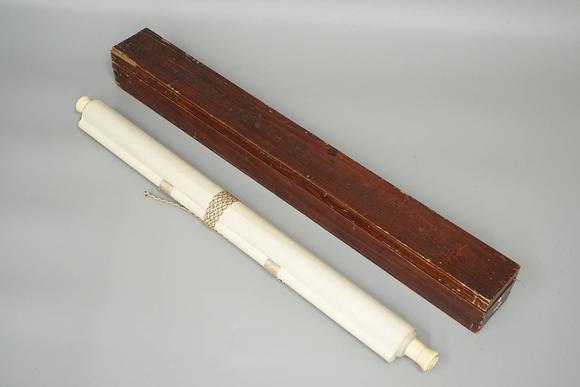 京都祇園會(huì)拍賣(mài)沈銓 花鳥(niǎo)圖 絹本掛軸 日本朱漆手書(shū)箱附 日本古裂裝裱 鷹見(jiàn)游山舊藏 出版著錄附