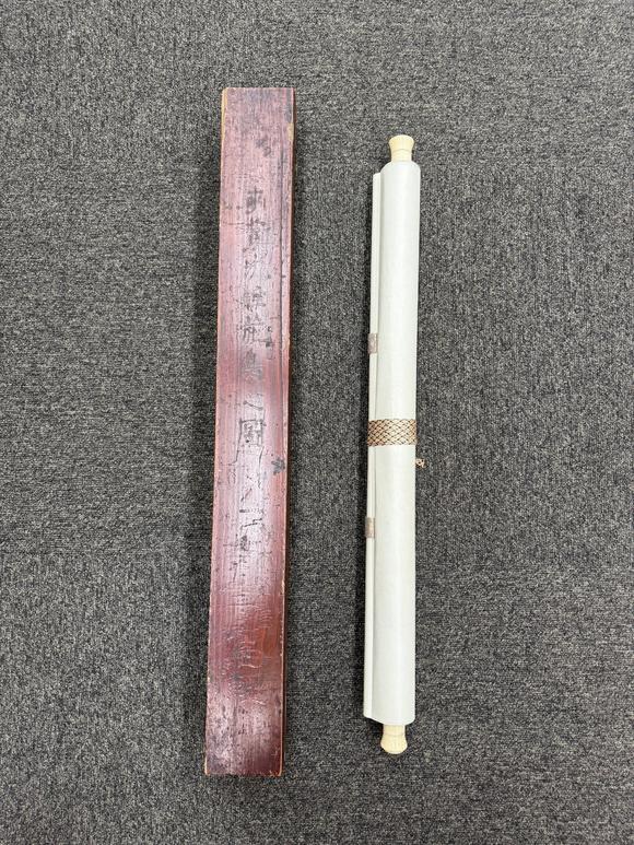京都祇園會(huì)拍賣(mài)沈銓 花鳥(niǎo)圖 絹本掛軸 日本朱漆手書(shū)箱附 日本古裂裝裱 鷹見(jiàn)游山舊藏 出版著錄附