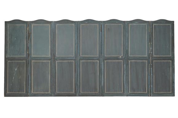 DreweattsA CONTINENTAL POLYCHROME PAINTED SEVEN FOLD ROOM SCREEN OF A BATTLEGROUND, 18TH CENTURY