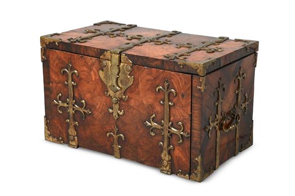 DreweattsY A WILLIAM & MARY WALNUT OYSTER, ROSEWOOD AND GILT METAL MOUNTED COFFRE FRONT OR STRONGBOX