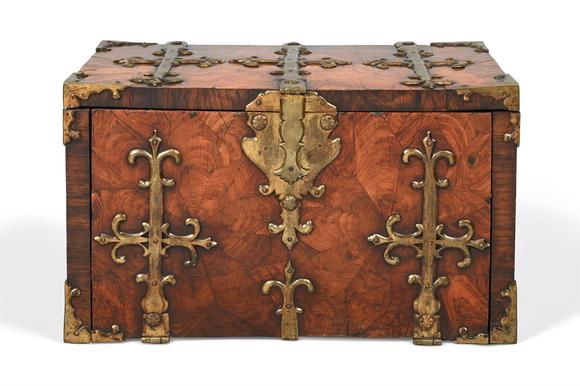 DreweattsY A WILLIAM & MARY WALNUT OYSTER, ROSEWOOD AND GILT METAL MOUNTED COFFRE FRONT OR STRONGBOX