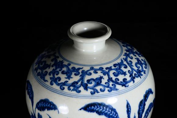 日本東海名古屋明代青花折枝壽桃紋梅瓶