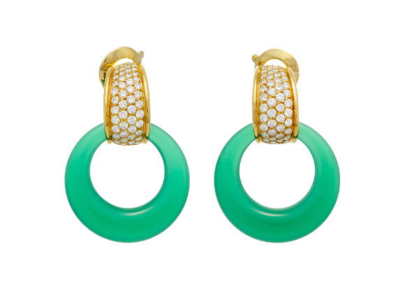 Piguet - H?tel des VentesVan Cleef & Arpels, paire de pendants d'oreilles or 750 pavés de diamants avec deux paires d'anneaux interchangeables en chrysoprase et ony