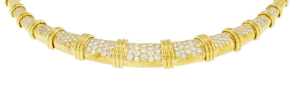 Piguet - H?tel des VentesVan Cleef & Arpels, collier or 750 articulé d'éléments en forme de demi-cylindres en chute, ceux du centre sertis de diamantsVan Cleef & Arpels, 18K gold necklace set with round brillant cut diamonds