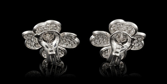 Piguet - H?tel des VentesVan Cleef & Arpels, Cosmos, paire de boucles d'oreilles trèfles or gris 750 pavées de diamants taille brillantVan Cleef & Arpels, Cosmos, pair of clovers earrings 18K white gold pavé-set with round brillant cut diamonds