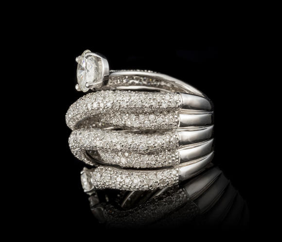 Piguet - H?tel des VentesBague or gris 750 stylisant un serpent s'enroulant autour du doigt entièrement pavé de diamants taille brillant