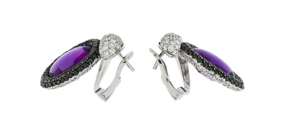 Piguet - H?tel des VentesDe Grisogono, paire de boucles d'oreilles réversibles or gris 750 pavées de diamants incolores et noirs entourant des améthystes