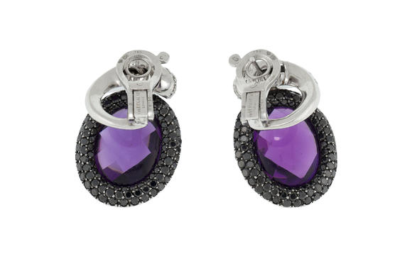 Piguet - H?tel des VentesDe Grisogono, paire de boucles d'oreilles réversibles or gris 750 pavées de diamants incolores et noirs entourant des améthystes