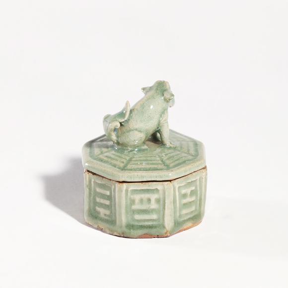 東京銀座（古美術(shù)宋磁）明 龍泉青瓷獅鈕八卦紋六角香爐